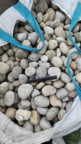 Kamenclub.ru: Галька речная окат (серо-белая) фр. 70-120 мм купить  в Пензе галька галечник бело-серая, серо-белая, серая, белая речная природная галька  8000 руб/т   фото КАМЕНЬ КЛУБ