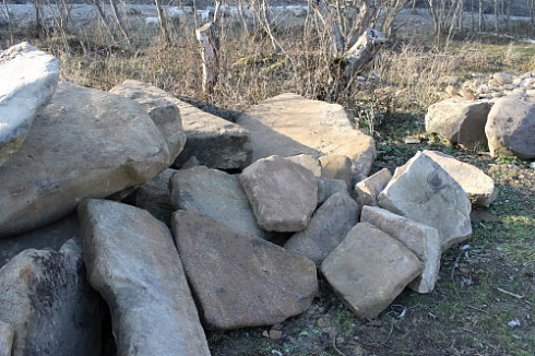 Kamenclub.ru: Песчаник плиты - плахи - пошаговые дорожки (фр. 70-150 мм)  купить в Пензе песчаник серый бежевый желтый зеленый колотый песчаник строительный 6500 руб/т   фото КАМЕНЬ КЛУБ