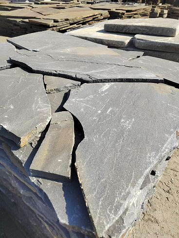 Kamenclub.ru: Песчаник пластушка светло-серый (3,0 см)  купить в Пензе песчаник светло-серый, серый песчаник рваный ландшафтный колотый 13800 руб/м3   фото КАМЕНЬ КЛУБ