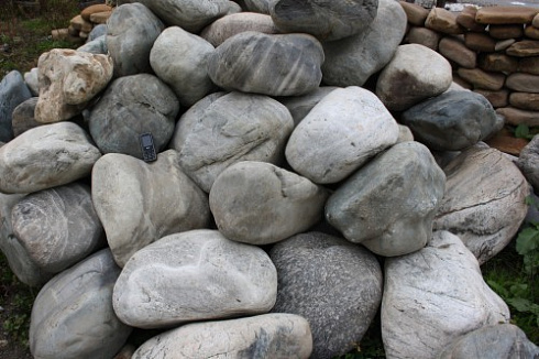 Kamenclub.ru: Речной валун Кабанчик фр.300-500 мм.  купить в Пензе крупный природный камень галька серый, темно-серый речной валун галечник масштабный 7000 руб/т   фото КАМЕНЬ КЛУБ