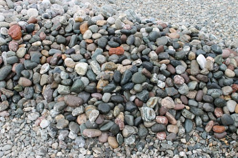 Kamenclub.ru: Галька окат (цветная картошка) фр. 50-100 мм. купить  в Пензе галька природная окатанная серый белый цветной синий темно-серый коричневый округлый галечник окатанный 6800 руб/т   фото КАМЕНЬ КЛУБ