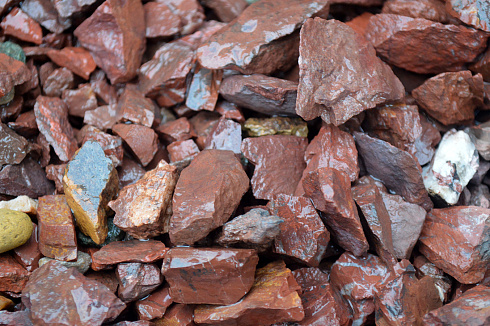 Kamenclub.ru: Щебень крошка красный (ЯШМА) фр. 10-20 мм.  купить в Пензе яшма красный, бордовый, оранжевый, рыжий декоративный каменный ландшафтный щебень колотый 9000 руб/т   фото КАМЕНЬ КЛУБ