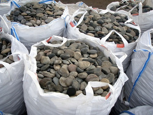 Kamenclub.ru: Галька речная плоская (ассорти) фр. 70-150 мм. купить  в Пензе галька галечник серый белый темно-серый синий светло-серый плоская природная галька  9000 руб/т   фото КАМЕНЬ КЛУБ