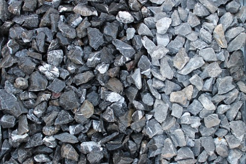 Kamenclub.ru: Щебень крошка черный (мрамор) фр. 20-40 мм.  купить в Пензе мрамор черный с белыми прожилками мраморная каменная крошка 11000 руб/т   фото КАМЕНЬ КЛУБ