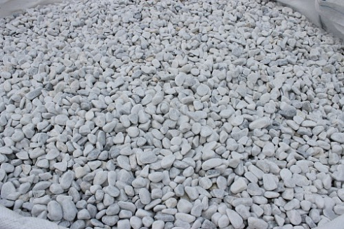 Kamenclub.ru: Мраморная крошка (щебень галтованный белый) фр.10-20 мм.  купить в Пензе мрамор белый, молочный, айвори окатанный округлый декоративный ландшафтный щебень 17000 руб/т   фото КАМЕНЬ КЛУБ