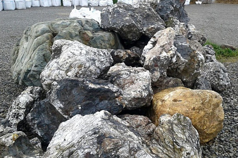 Kamenclub.ru: Черный гранит - кварцит фр. 100-500 мм.  купить в Пензе мрамор гранит черный с белыми прожилками, серый, белый валун скальный колотый 7000 руб/т   фото КАМЕНЬ КЛУБ