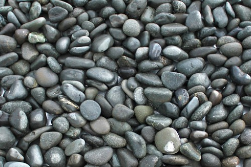 Kamenclub.ru: Галька речная окат (темно-серая) фр. 70-150 мм. купить  в Пензе галька речная темно-серая, синяя, серая речная галька округлая  8000 руб/т   фото КАМЕНЬ КЛУБ