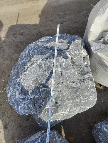 Kamenclub.ru: Черный мрамор скальник фр. 1000-1500 мм.  купить в Пензе мрамор черный белый серый крупный колотый валун ландшафтный 9000 руб/т   фото КАМЕНЬ КЛУБ