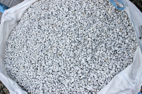 Kamenclub.ru: Мраморная крошка (щебень галтованный белый) фр.10-20 мм.  купить в Пензе мрамор белый, молочный, айвори окатанный округлый декоративный ландшафтный щебень 17000 руб/т   фото КАМЕНЬ КЛУБ