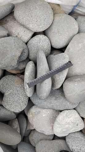 Kamenclub.ru: Галька речная плоская (темно-серая) фр. 70-150 мм. купить  в Пензе галечник природный темно-серый серый синий речная плоская природная окатанная  9000 руб/т   фото КАМЕНЬ КЛУБ