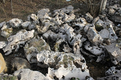 Kamenclub.ru: Выветренный известняк (степной) фр. 500-1500 мм.  купить в Пензе    10000 руб/т   фото КАМЕНЬ КЛУБ