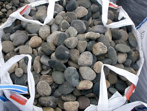 Kamenclub.ru: Галька речная плоская (ассорти) фр. 100-200-300 мм. купить  в Пензе галька плоская разноцветная серый белый темно-серый синий речная галька ландшафтная 8000 руб/т   фото КАМЕНЬ КЛУБ