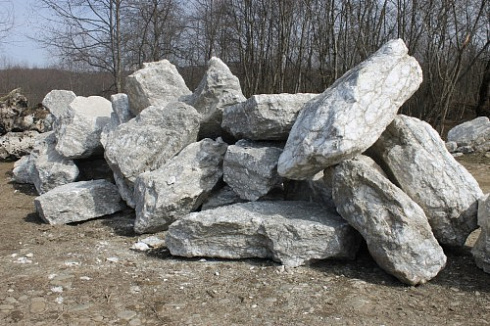 Kamenclub.ru: Мраморизированный известняк фр.500-1500 мм.  купить в Пензе    10000 руб/т   фото КАМЕНЬ КЛУБ