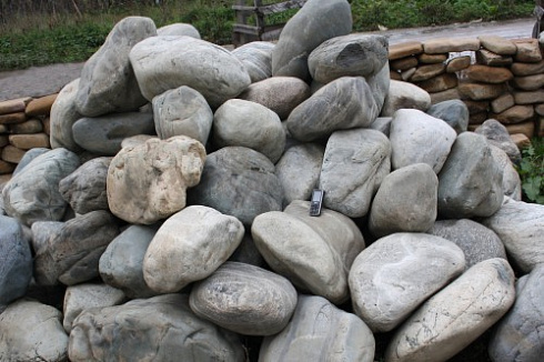 Kamenclub.ru: Речной валун Кабанчик фр.300-500 мм.  купить в Пензе крупный природный камень галька серый, темно-серый речной валун галечник масштабный 7000 руб/т   фото КАМЕНЬ КЛУБ