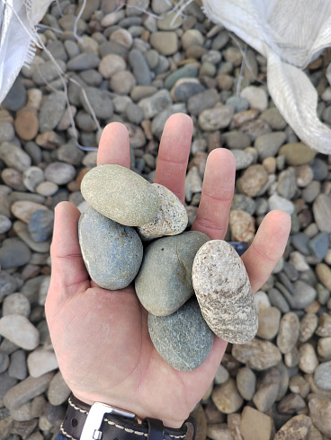 Kamenclub.ru: Галька речная окат (пестрая) фр. 20-40 мм. купить  в Пензе галька речная пестрая, серая, серые оттенки галька речная окатанная округлая 5000 руб/т   фото КАМЕНЬ КЛУБ