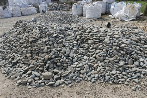Kamenclub.ru: Галька речная плоская (ассорти) фр. 70-150 мм. купить  в Пензе галька галечник серый белый темно-серый синий светло-серый плоская природная галька  9000 руб/т   фото КАМЕНЬ КЛУБ