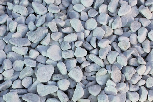 Kamenclub.ru: Мраморная крошка (щебень галтованный белый), фр.20-40 мм.  купить в Пензе мрамор белый бежевый молочный мраморный щебень декоративный 17000 руб/т   фото КАМЕНЬ КЛУБ