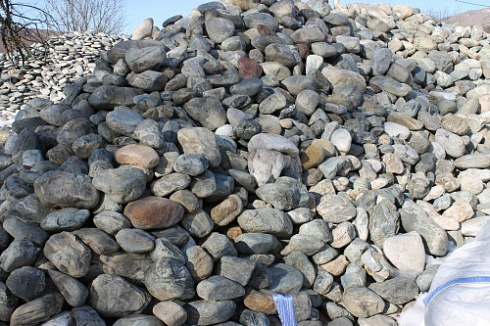 Kamenclub.ru: Ландшафтные валунчики фр.100-500 мм.  купить в Пензе крупный природный камень серый, темно-серый, светло-серый речной валун крупный 4800 руб/т   фото КАМЕНЬ КЛУБ
