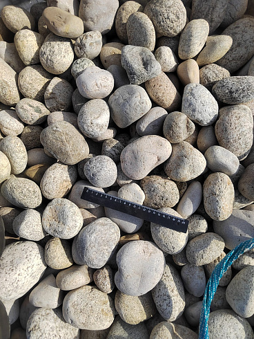 Kamenclub.ru: Галька речная окат (серо-белая) фр. 70-120 мм купить  в Пензе галька галечник бело-серая, серо-белая, серая, белая речная природная галька  8000 руб/т   фото КАМЕНЬ КЛУБ