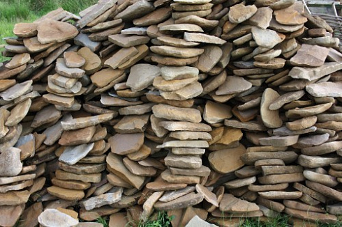 Kamenclub.ru: Песчаник колотый для облицовки (фр. 2-3 см)  купить в Пензе песчаник бежевый серый рыжий песчаник строительный 5000 руб/т   фото КАМЕНЬ КЛУБ