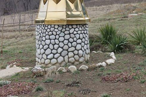 Kamenclub.ru: Галька речная плоская (бело-серая) фр. 100-200-300 мм. купить  в Пензе галька речная плоская серый, белый, бело-серый, серо-белый речная галька плоская  9000 руб/т   фото КАМЕНЬ КЛУБ