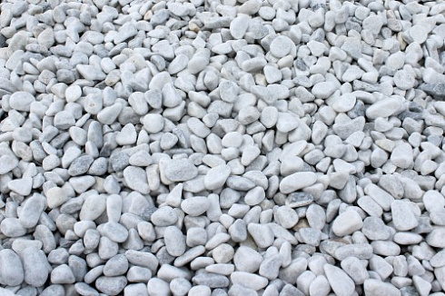 Kamenclub.ru: Мраморная крошка (щебень галтованный белый) фр.40-70 мм.  купить в Пензе мрамор белый молочный айвори окатанный округлый природный камень 17000 руб/т   фото КАМЕНЬ КЛУБ