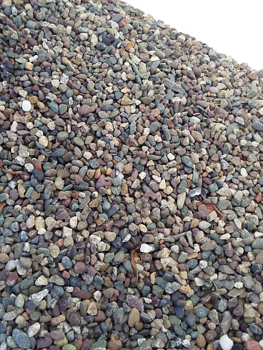 Kamenclub.ru: Галька речная окат цветная фр.5-10 мм. купить  в Пензе галька речная белый, серый, красноватый, синий, темно-серый речная окатанная галька декоративная 6800 руб/т   фото КАМЕНЬ КЛУБ