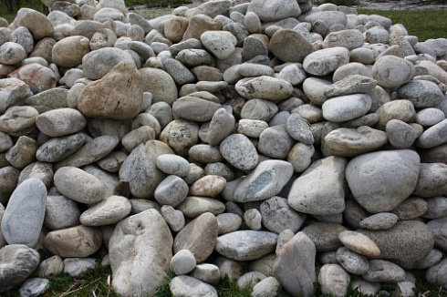 Kamenclub.ru: Бело-серый валунчик фр.100-300 мм.  купить в Пензе крупный камень для ландшафта серый, белый бело-серый валун крупная галька 4500 руб/т   фото КАМЕНЬ КЛУБ