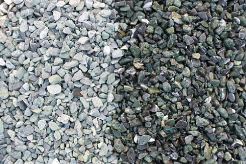 Kamenclub.ru: Мраморная крошка (щебень галтованный микс:зеленый-черный) фр.10-20 мм.  купить в Пензе мрамор зеленый, черный декоративные ландшафтные окатанные округлые камни щебня 14500 руб/т   фото КАМЕНЬ КЛУБ