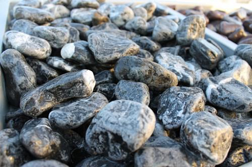 Kamenclub.ru: Щебень галтованный черный (мрамор) фр.20-40 мм.  купить в Пензе мрамор черный с белыми прожилками мрамор окатанный округлый 15000 руб/т   фото КАМЕНЬ КЛУБ