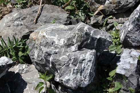 Kamenclub.ru: Черный мрамор скальник фр. 1000-1500 мм.  купить в Пензе мрамор черный белый серый крупный колотый валун ландшафтный 9000 руб/т   фото КАМЕНЬ КЛУБ