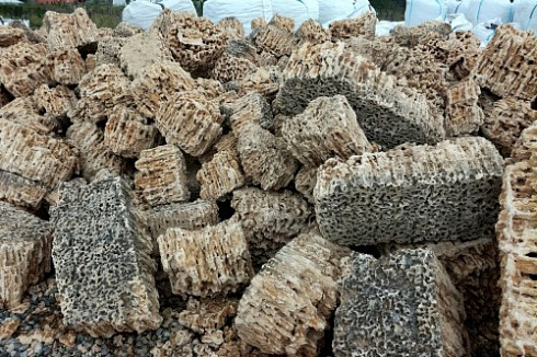 Kamenclub.ru: Крымский природный меотис фр. 100-500 мм.  купить в Пензе меотис бежевый рыжий молочный желтый ракушечник 4 500 руб/т   фото КАМЕНЬ КЛУБ