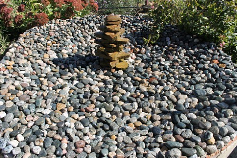 Kamenclub.ru: Галька окат (цветная картошка) фр. 50-100 мм. купить  в Пензе галька природная окатанная серый белый цветной синий темно-серый коричневый округлый галечник окатанный 6800 руб/т   фото КАМЕНЬ КЛУБ