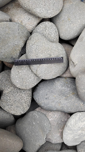 Kamenclub.ru: Галька речная плоская (темно-серая) фр. 70-150 мм. купить  в Пензе галечник природный темно-серый серый синий речная плоская природная окатанная  9000 руб/т   фото КАМЕНЬ КЛУБ