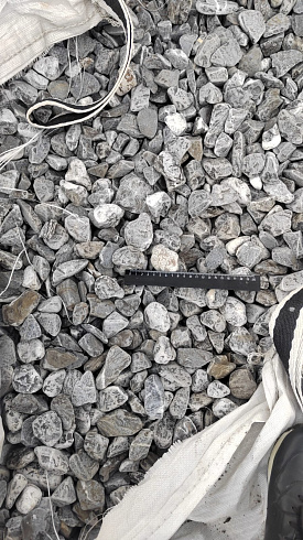 Kamenclub.ru: Щебень галтованный черный (мрамор) фр.40-70 мм.  купить в Пензе мрамор черный с белыми прожилками, черный, белый щебень галтованный округлый 13500 руб/т   фото КАМЕНЬ КЛУБ