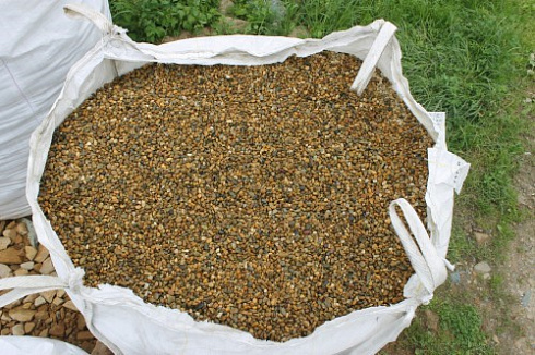 Kamenclub.ru: Галька окат (серо-желтая) фр.10-20 мм. купить  в Пензе галька серо-желтая, рыжая, серый речная окатанная округлая галька 5000 руб/т   фото КАМЕНЬ КЛУБ