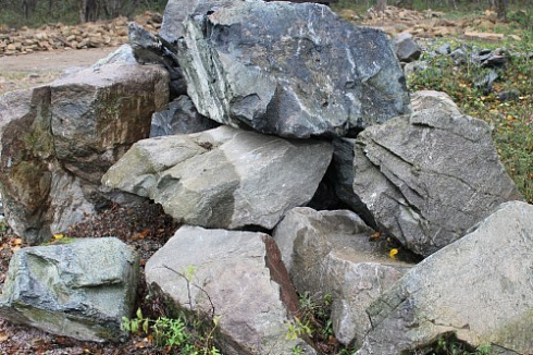 Kamenclub.ru: Змеевик скальник фр. 500-1500 мм.  купить в Пензе змеевик зеленый серый черный глыба скальная колотая 7500 руб/т   фото КАМЕНЬ КЛУБ