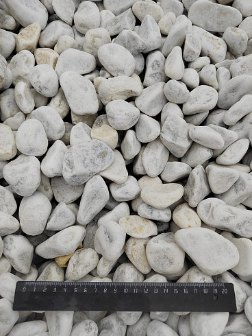 Kamenclub.ru: Мраморная крошка (щебень галтованный белый) фр.40-70 мм.  купить в Пензе мрамор белый молочный айвори окатанный округлый природный камень 17000 руб/т   фото КАМЕНЬ КЛУБ