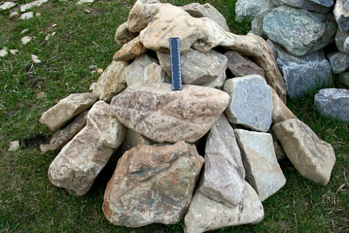 Kamenclub.ru: Песчаник декоративный ландшафтный (фр. 300-500 мм)  купить в Пензе песчаник желтый рыжий серый зеленый валун речной окатанный природный песчаника 4 500 руб/т   фото КАМЕНЬ КЛУБ