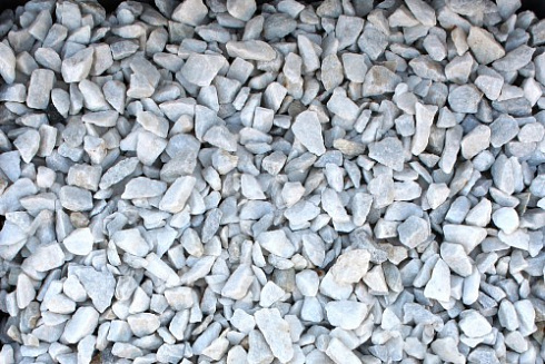 Kamenclub.ru: Мраморная крошка, щебень, цвет-белый, фр. 3-5 мм.  купить в Пензе мрамор белый молочный бежевый мрамор колотый 11500 руб/т   фото КАМЕНЬ КЛУБ