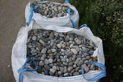 Kamenclub.ru: Галька речная окат (серая) фр.40-60 мм купить  в Пензе галька речная серый бежевый рыжий коричневый округлый речной камень 5000 руб/т   фото КАМЕНЬ КЛУБ