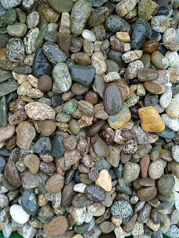 Kamenclub.ru: Галька горная речная окат (цветная) фр. 20-40 мм. купить  в Пензе галька речная серый синий бежевый белый окатанная речная галька ландшафтная 6800 руб/т   фото КАМЕНЬ КЛУБ