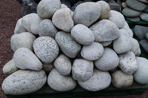 Kamenclub.ru: Бело-серый валунчик фр.100-300 мм.  купить в Пензе крупный камень для ландшафта серый, белый бело-серый валун крупная галька 4500 руб/т   фото КАМЕНЬ КЛУБ