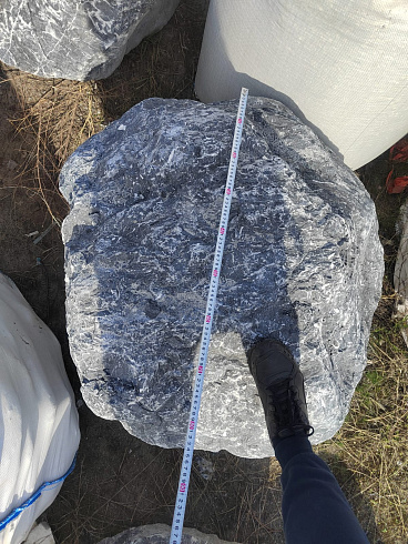 Kamenclub.ru: Черный мрамор скальник фр. 1000-1500 мм.  купить в Пензе мрамор черный белый серый крупный колотый валун ландшафтный 9000 руб/т   фото КАМЕНЬ КЛУБ