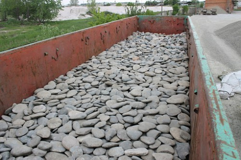 Kamenclub.ru: Галька речная плоская (ассорти) фр. 100-200-300 мм купить  в Пензе галька галечник природный серый, белый темно-серый синий рыжий светло-серый природная галька плоская крупная 8000 руб/т   фото КАМЕНЬ КЛУБ