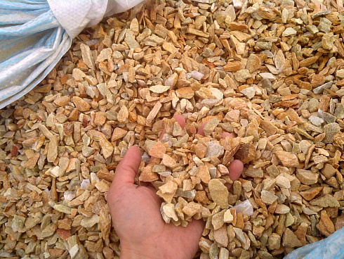 Kamenclub.ru: Щебень крошка желтый (ЗЛАТОЛИТ) фр. 5-10 мм.  купить в Пензе мрамор золотистый, бежевый, желтый каменная ландшафтная декоративная крошка здатолита 8500 руб/т   фото КАМЕНЬ КЛУБ