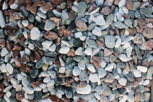 Kamenclub.ru: Мраморная крошка (щебень галтованный микс:белый-зеленый-розовый) фр.20-40 мм.  купить в Пензе мрамор белый, зеленый, розовый мрамор декоративный (галтовка) 15500 руб/т   фото КАМЕНЬ КЛУБ