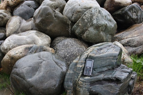 Kamenclub.ru: Речной валун Кабанчик фр.300-500 мм.  купить в Пензе крупный природный камень галька серый, темно-серый речной валун галечник масштабный 7000 руб/т   фото КАМЕНЬ КЛУБ