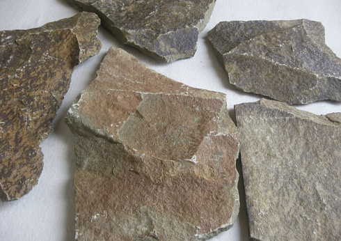 Kamenclub.ru: Песчаник пластушка "фонтанка" серо-зеленая (3,0-5,0 см)  купить в Пензе песчаник серо-зеленая колотые плитки облицовочные пластушки 11400 руб/м3   фото КАМЕНЬ КЛУБ