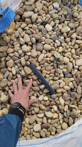 Kamenclub.ru: Галька речная окат рыжая фр. 20-40 мм. купить  в Пензе галька речная окатанная рыжая желтая серая округлая речная галька 5000 руб/т   фото КАМЕНЬ КЛУБ